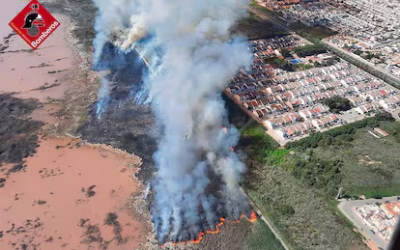 Incendio en el balneario abandonado de Torrevieja se acerca peligrosamente a zonas residenciales