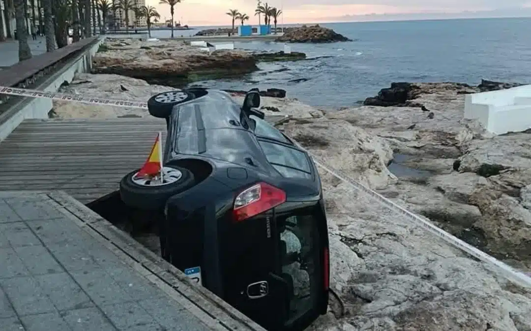 Impactante accidente en el Paseo Juan Aparicio: coche cae al litoral con una mujer de 79 años a bordo