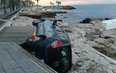 Impactante accidente en el Paseo Juan Aparicio: coche cae al litoral con una mujer de 79 años a bordo