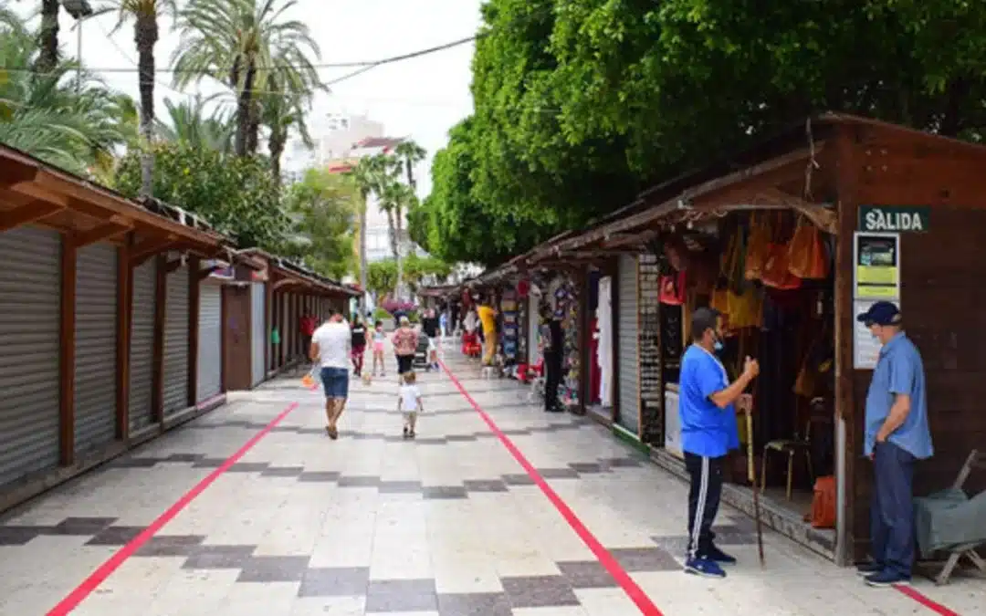 El último día de los puestos de los hippies en el paseo de Torrevieja